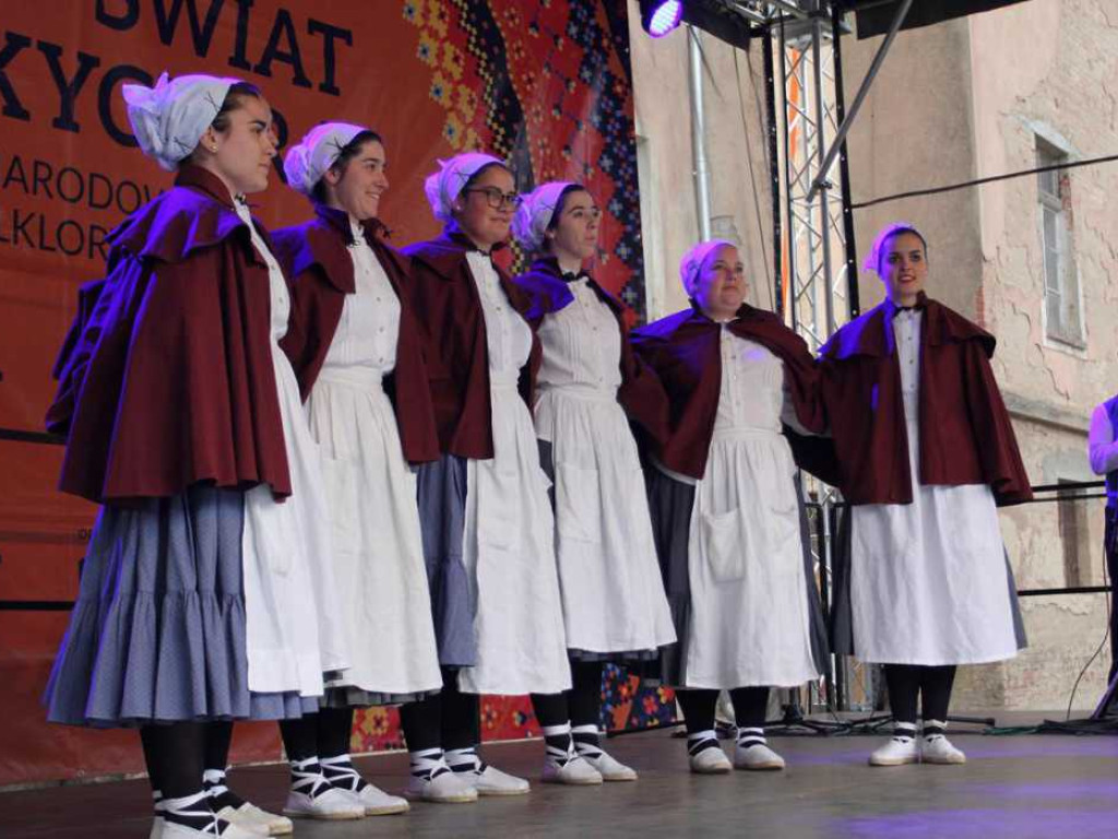 Kolorowa, folklorystyczna niedziela przy pałacu - spotkanie kultur w Jerzmanowej