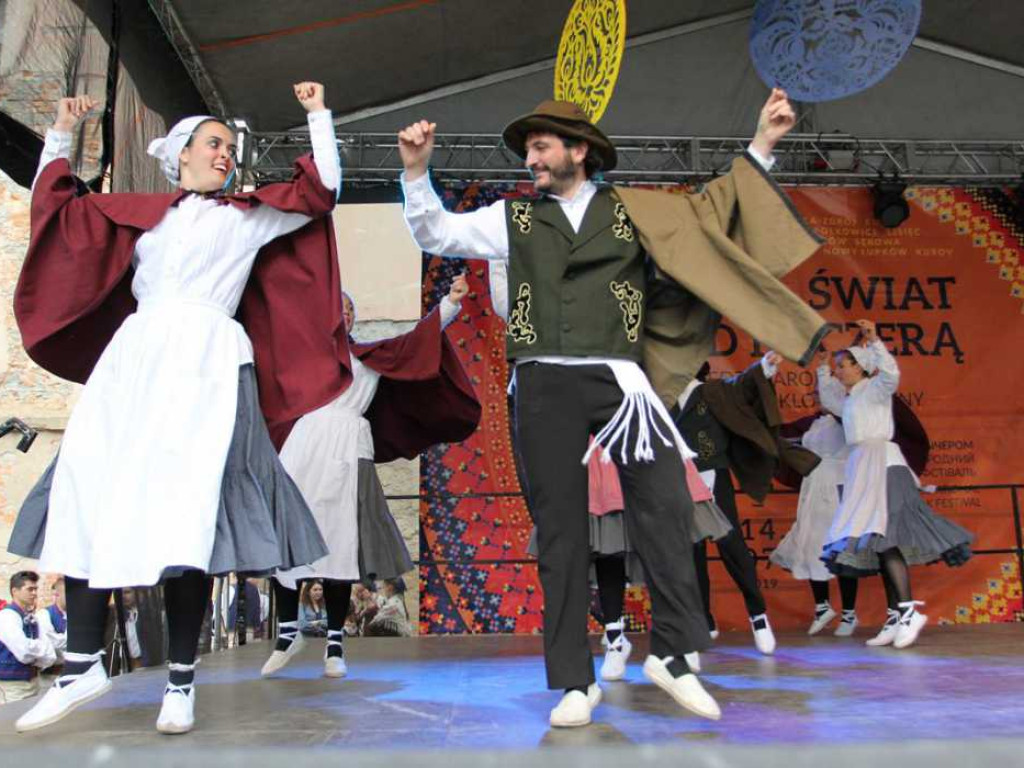 Kolorowa, folklorystyczna niedziela przy pałacu - spotkanie kultur w Jerzmanowej