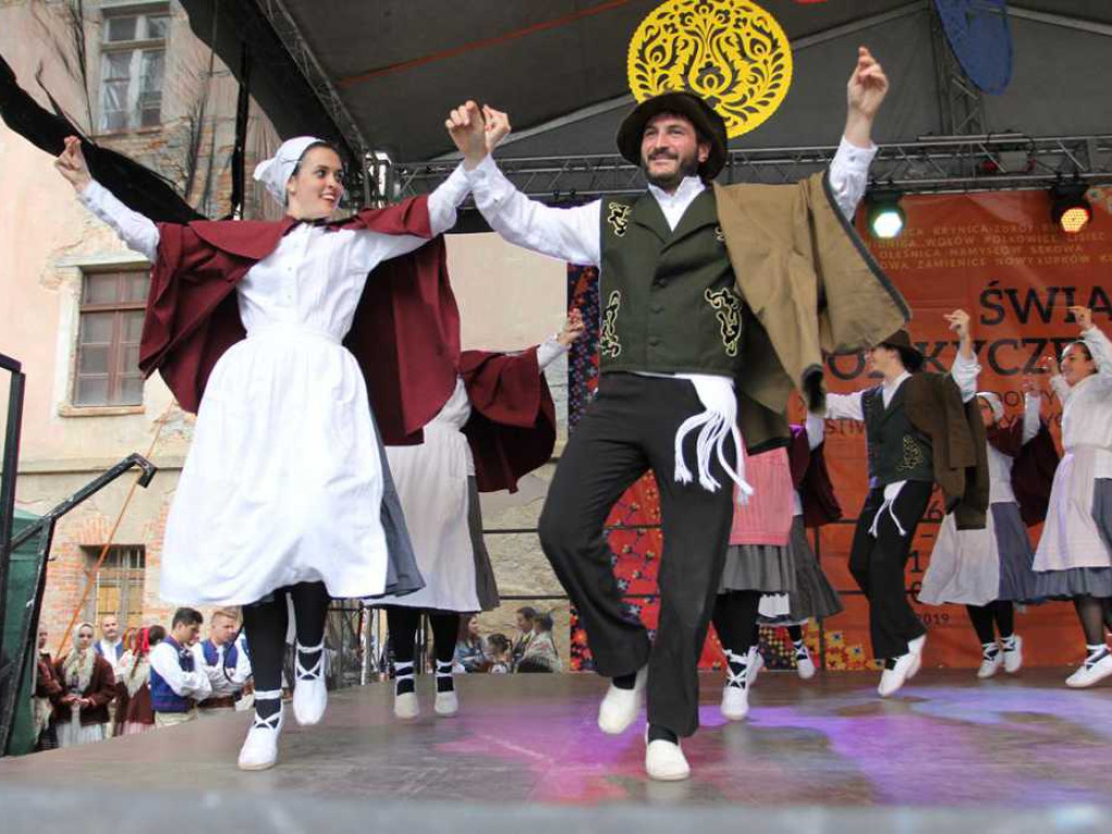 Kolorowa, folklorystyczna niedziela przy pałacu - spotkanie kultur w Jerzmanowej