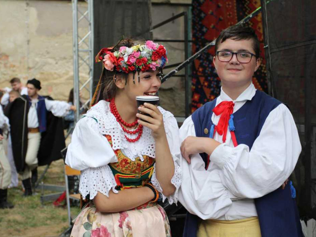 Kolorowa, folklorystyczna niedziela przy pałacu - spotkanie kultur w Jerzmanowej