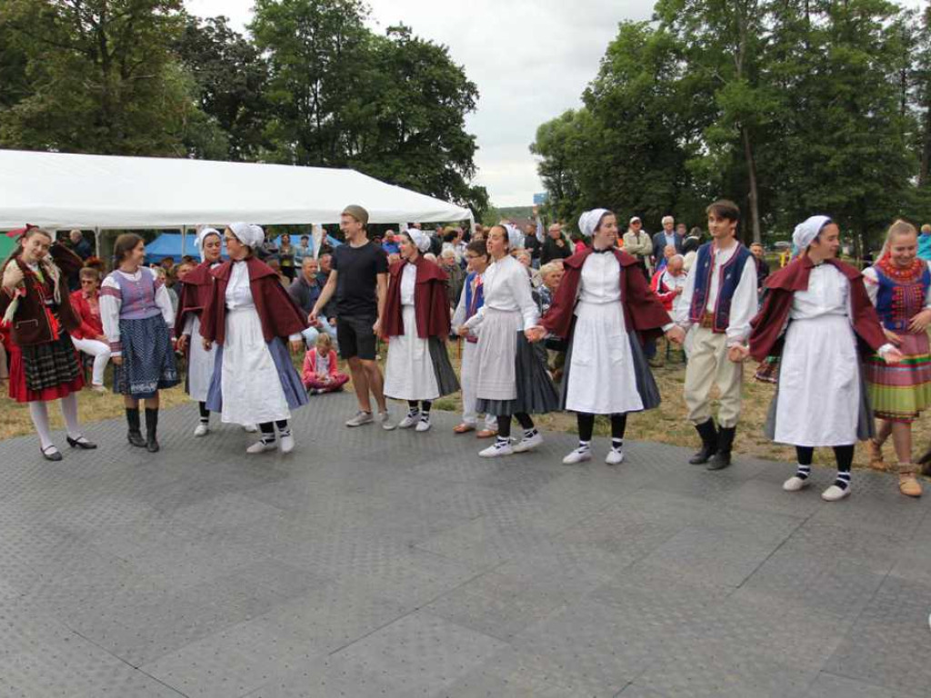 Kolorowa, folklorystyczna niedziela przy pałacu - spotkanie kultur w Jerzmanowej