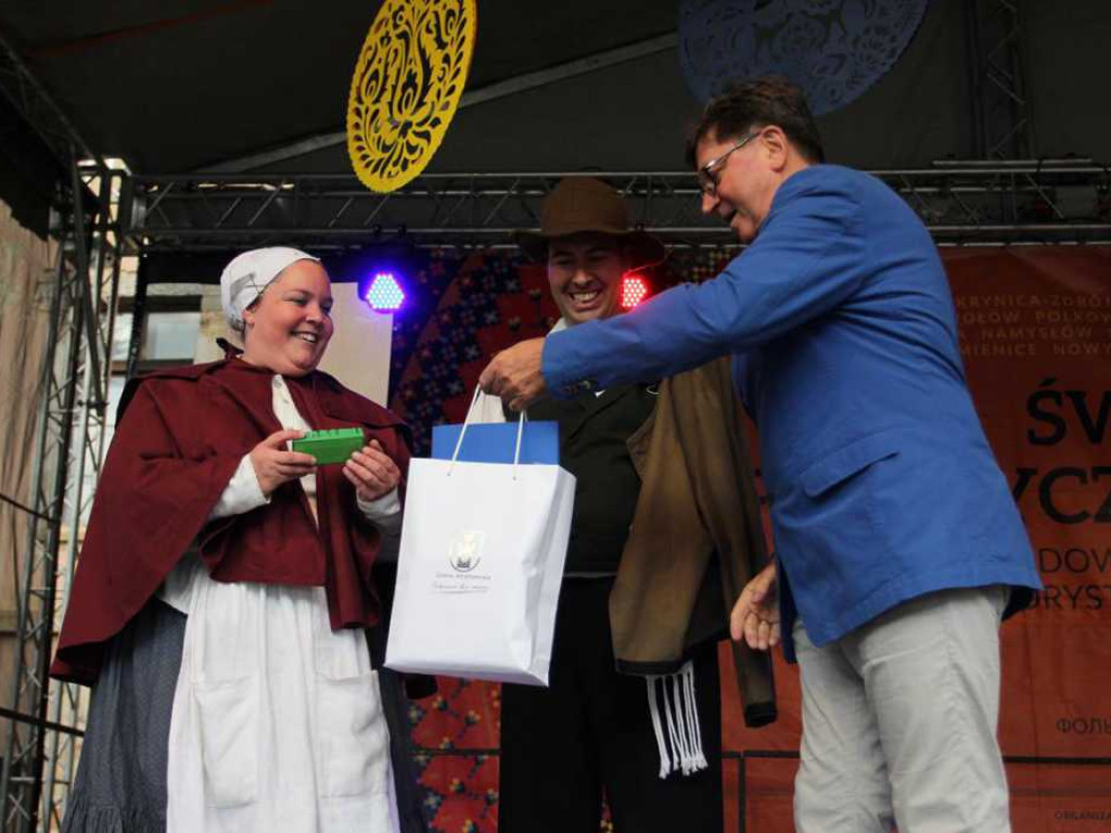 Kolorowa, folklorystyczna niedziela przy pałacu - spotkanie kultur w Jerzmanowej