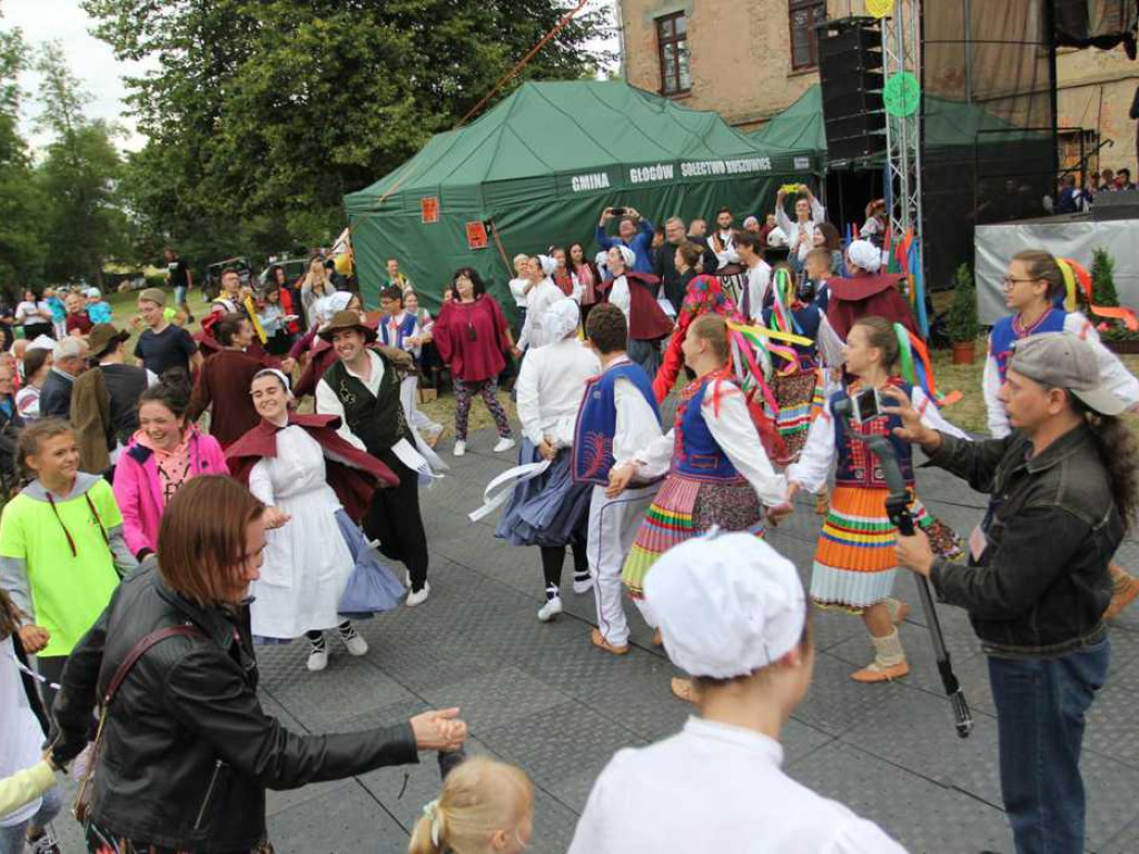 Kolorowa, folklorystyczna niedziela przy pałacu - spotkanie kultur w Jerzmanowej