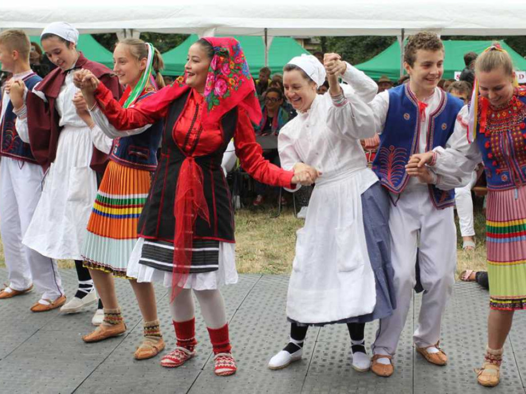 Kolorowa, folklorystyczna niedziela przy pałacu - spotkanie kultur w Jerzmanowej