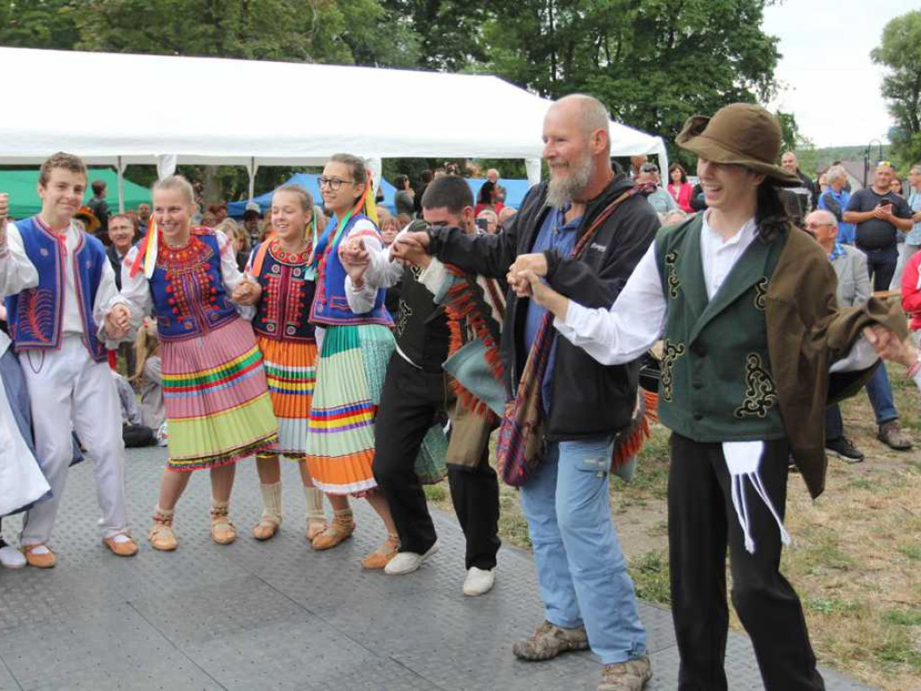 Kolorowa, folklorystyczna niedziela przy pałacu - spotkanie kultur w Jerzmanowej