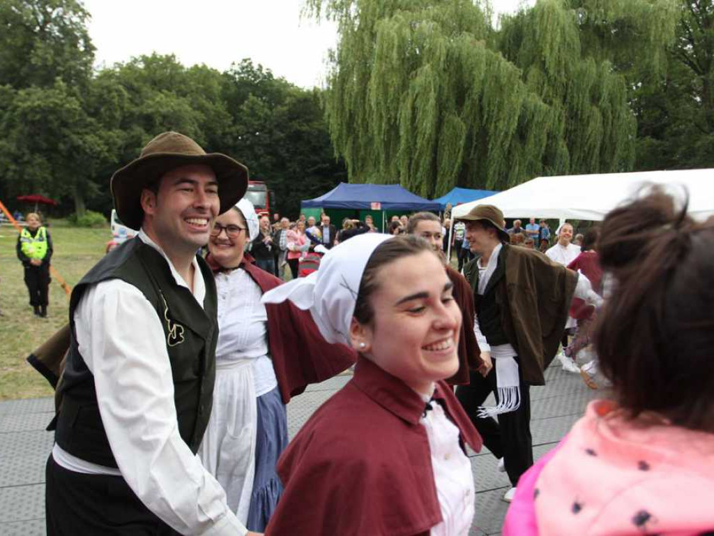 Kolorowa, folklorystyczna niedziela przy pałacu - spotkanie kultur w Jerzmanowej