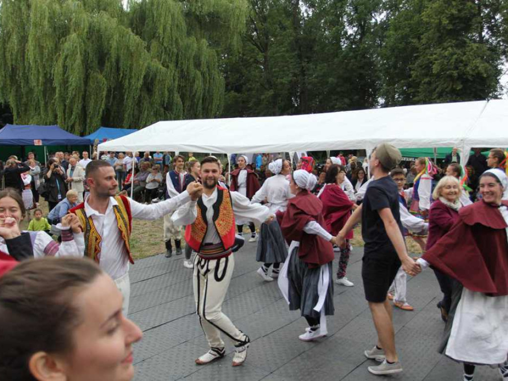 Kolorowa, folklorystyczna niedziela przy pałacu - spotkanie kultur w Jerzmanowej
