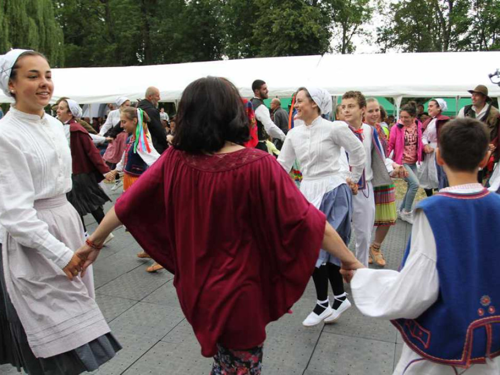 Kolorowa, folklorystyczna niedziela przy pałacu - spotkanie kultur w Jerzmanowej