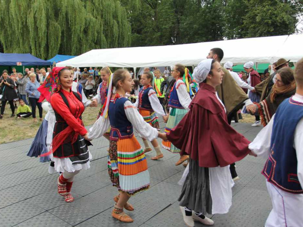 Kolorowa, folklorystyczna niedziela przy pałacu - spotkanie kultur w Jerzmanowej