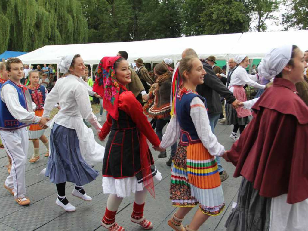 Kolorowa, folklorystyczna niedziela przy pałacu - spotkanie kultur w Jerzmanowej