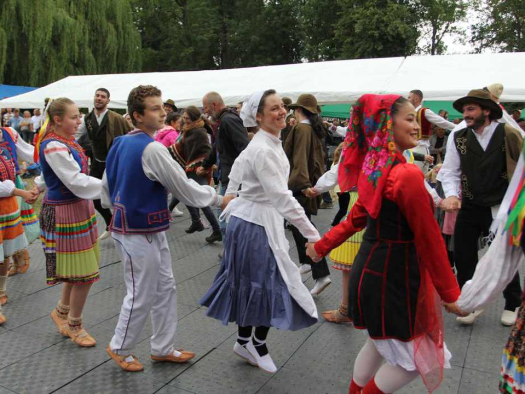 Kolorowa, folklorystyczna niedziela przy pałacu - spotkanie kultur w Jerzmanowej