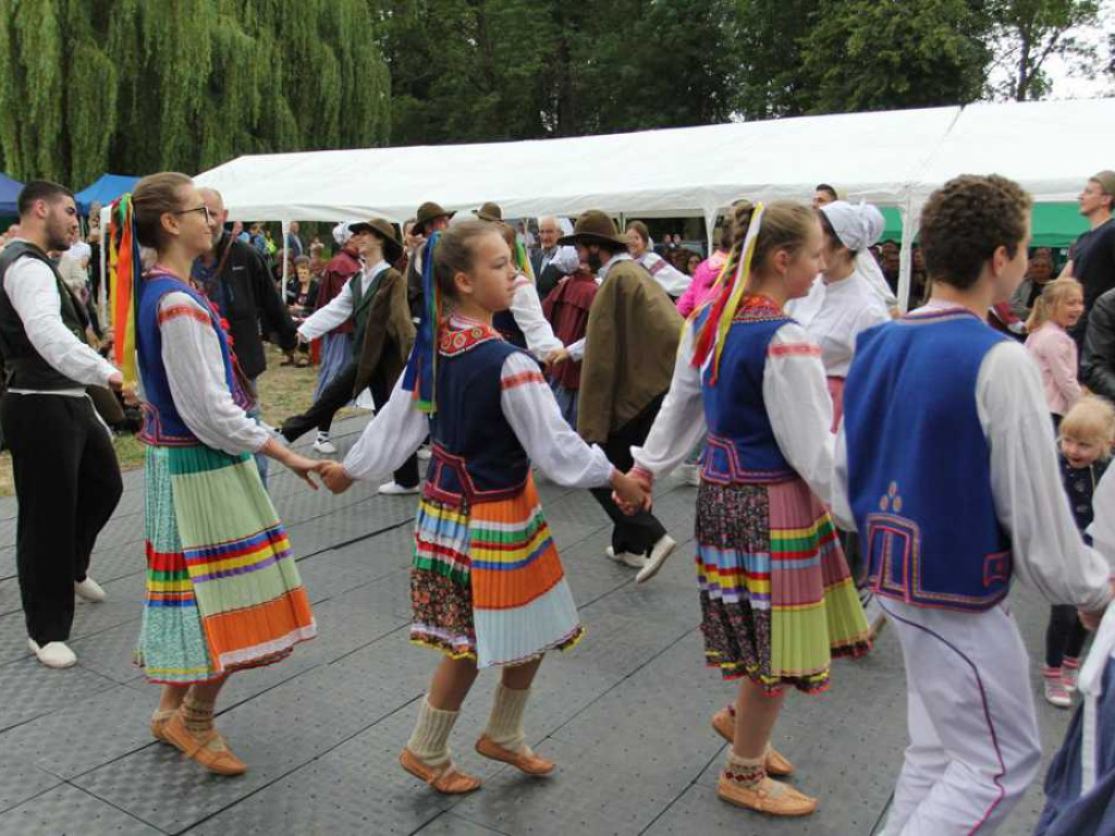Kolorowa, folklorystyczna niedziela przy pałacu - spotkanie kultur w Jerzmanowej
