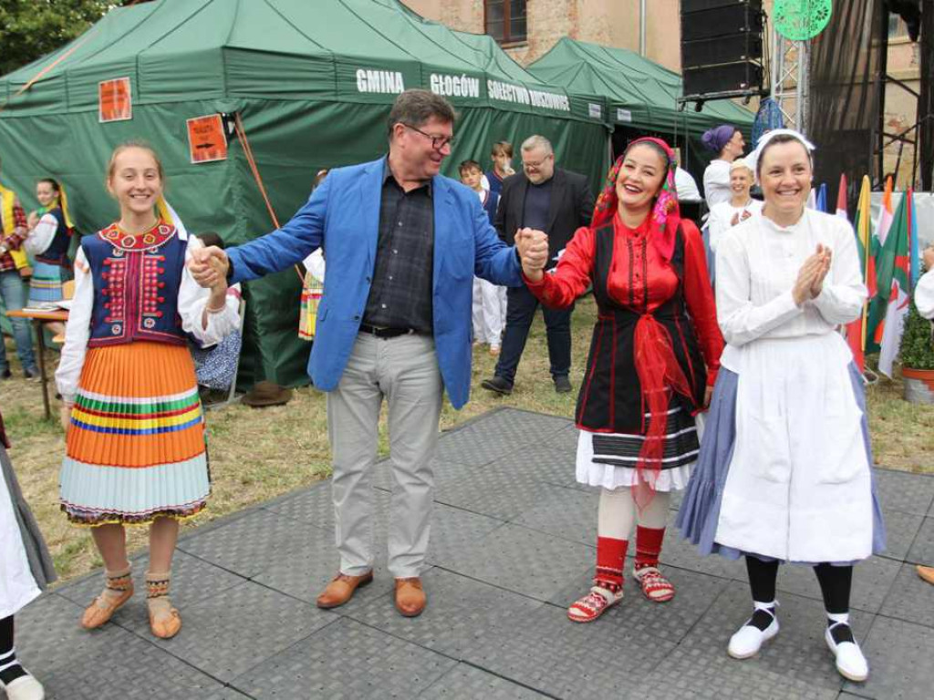 Kolorowa, folklorystyczna niedziela przy pałacu - spotkanie kultur w Jerzmanowej