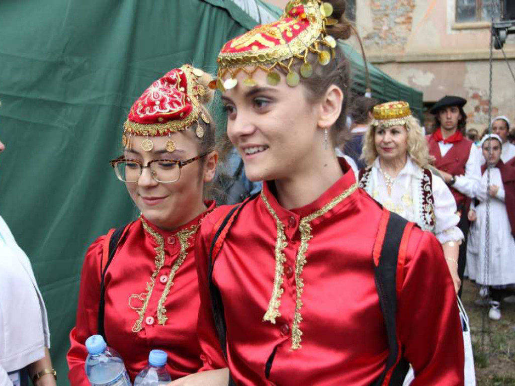 Kolorowa, folklorystyczna niedziela przy pałacu - spotkanie kultur w Jerzmanowej