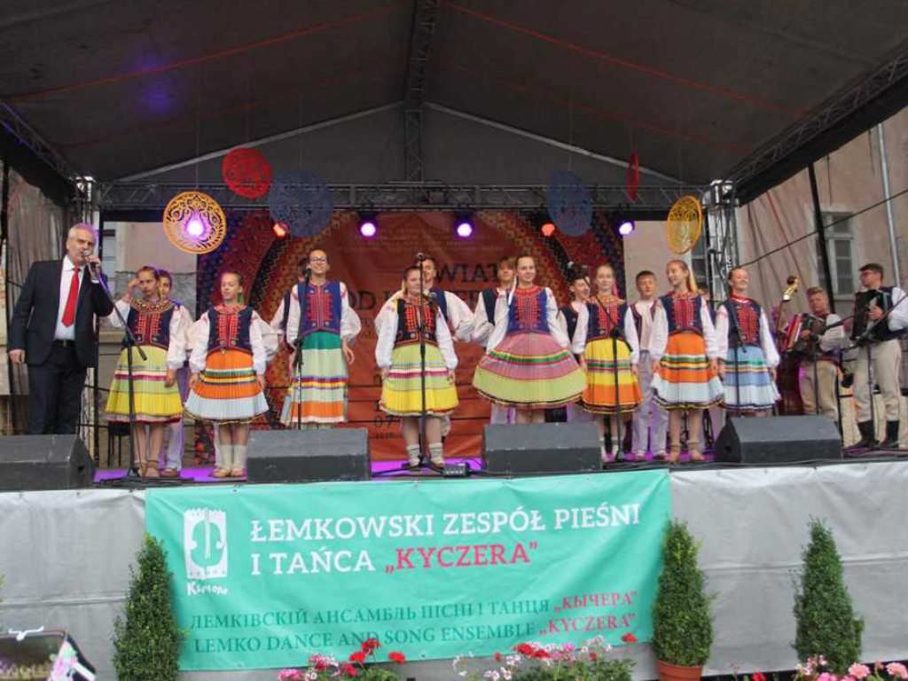 Kolorowa, folklorystyczna niedziela przy pałacu - spotkanie kultur w Jerzmanowej