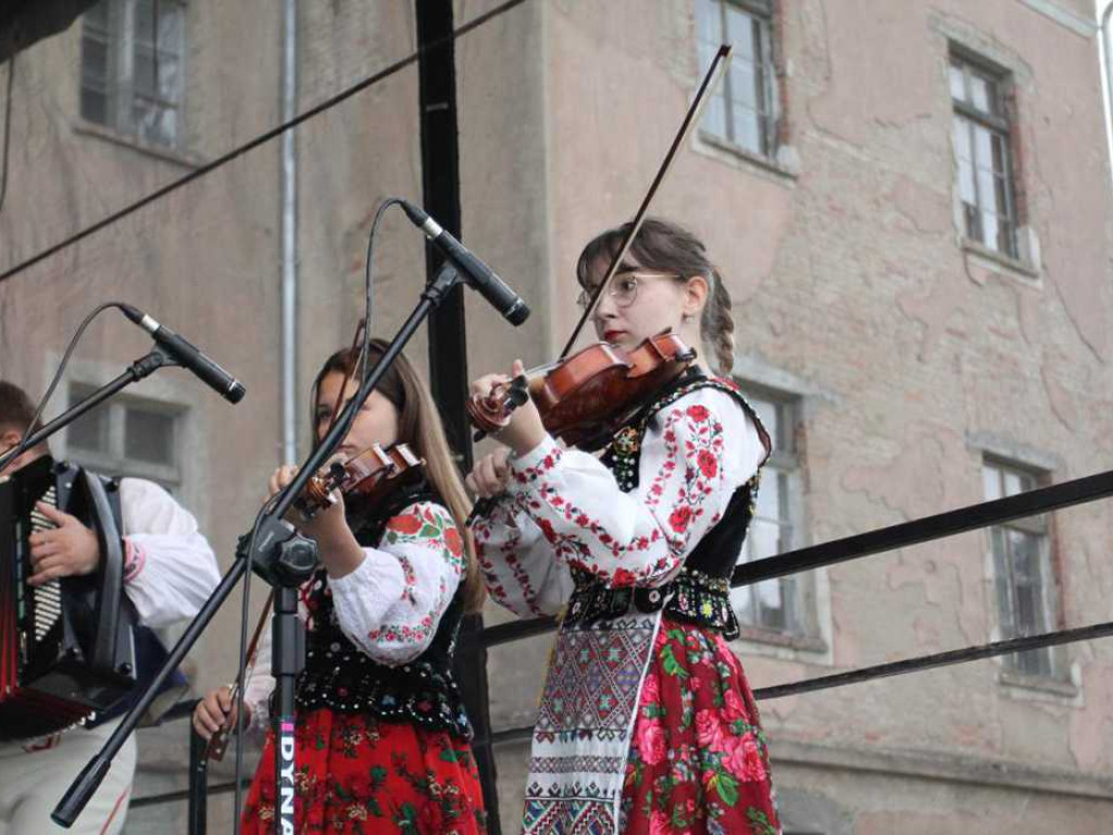 Kolorowa, folklorystyczna niedziela przy pałacu - spotkanie kultur w Jerzmanowej