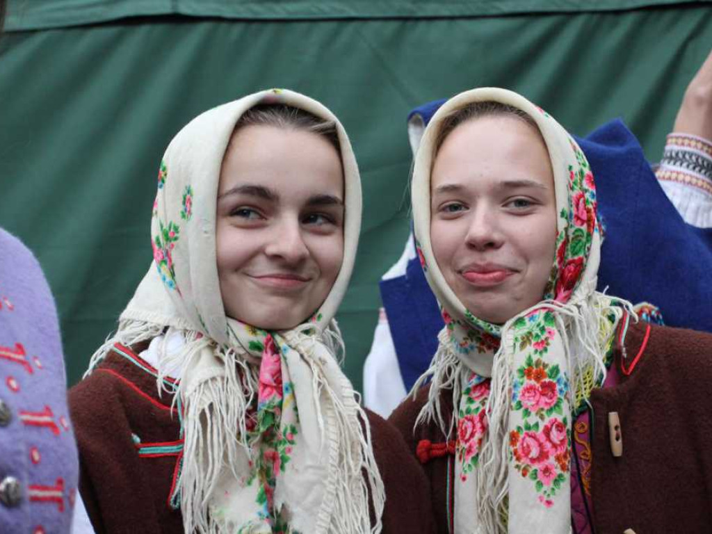 Kolorowa, folklorystyczna niedziela przy pałacu - spotkanie kultur w Jerzmanowej