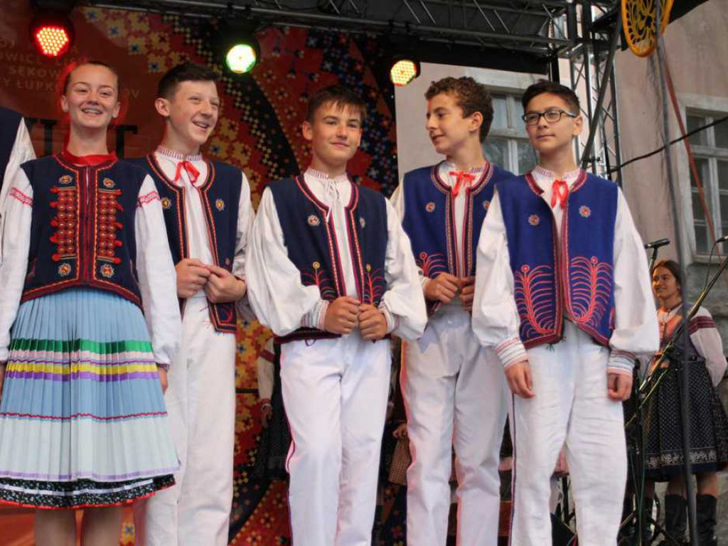 Kolorowa, folklorystyczna niedziela przy pałacu - spotkanie kultur w Jerzmanowej