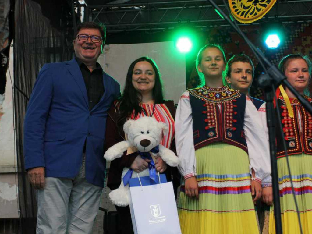 Kolorowa, folklorystyczna niedziela przy pałacu - spotkanie kultur w Jerzmanowej