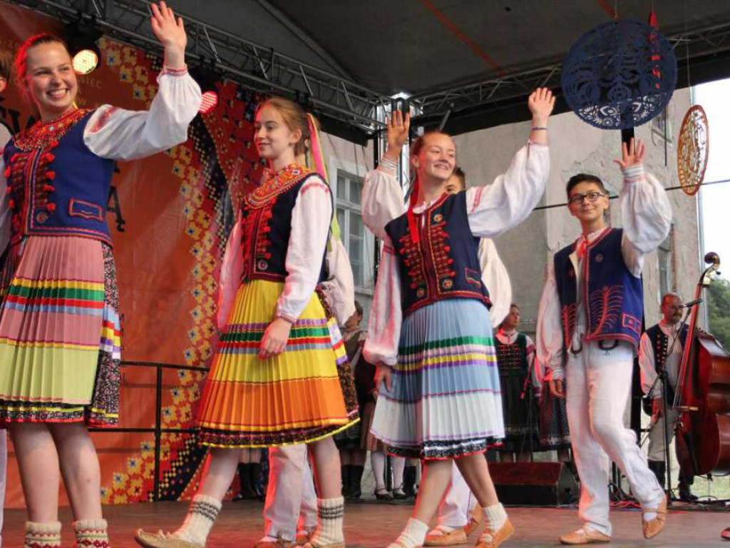 Kolorowa, folklorystyczna niedziela przy pałacu - spotkanie kultur w Jerzmanowej