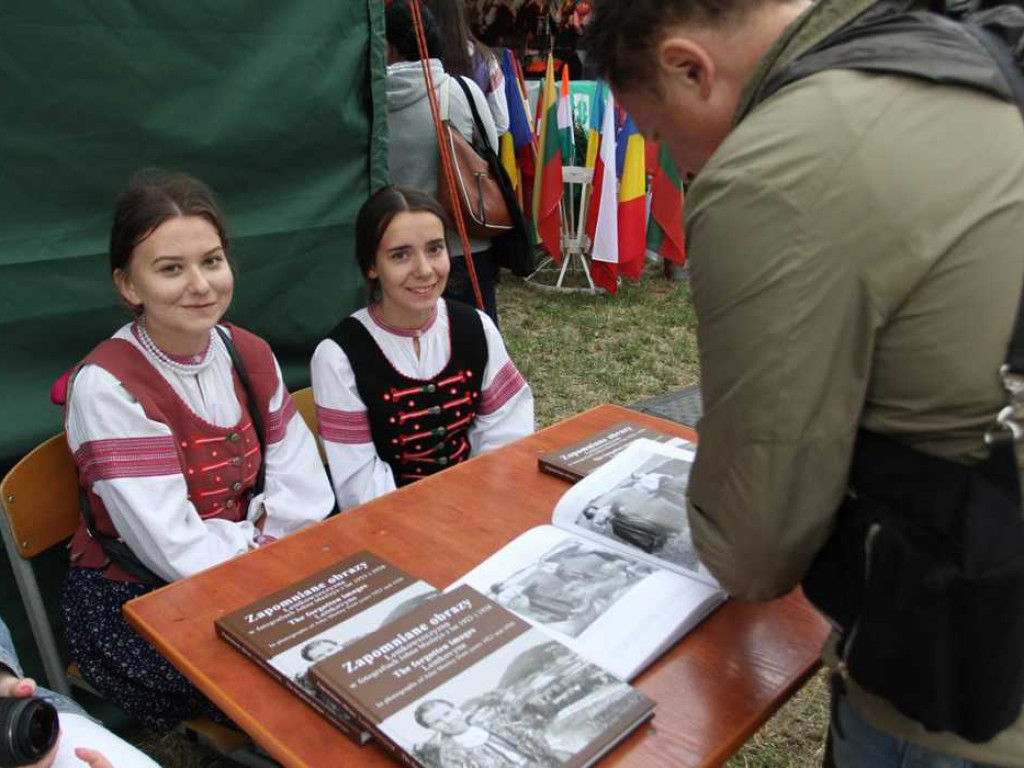 Kolorowa, folklorystyczna niedziela przy pałacu - spotkanie kultur w Jerzmanowej
