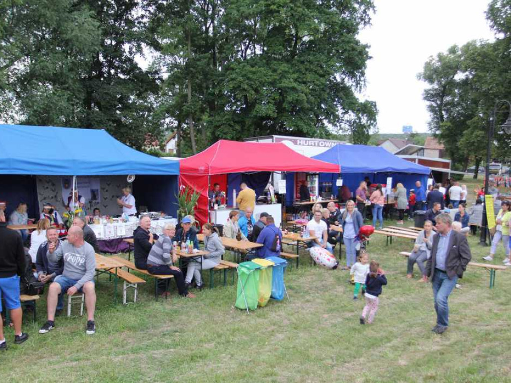 Kolorowa, folklorystyczna niedziela przy pałacu - spotkanie kultur w Jerzmanowej
