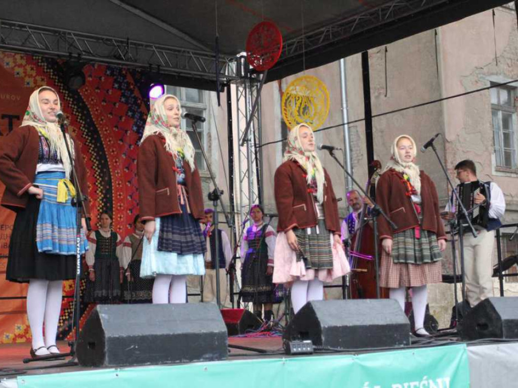 Kolorowa, folklorystyczna niedziela przy pałacu - spotkanie kultur w Jerzmanowej