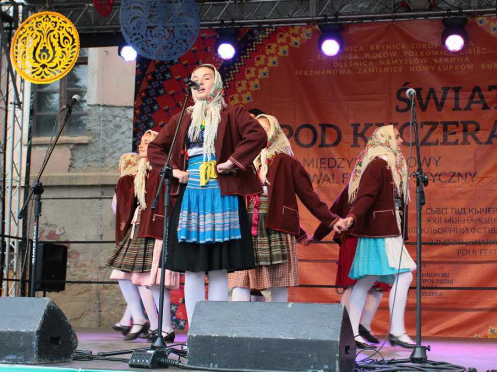 Kolorowa, folklorystyczna niedziela przy pałacu - spotkanie kultur w Jerzmanowej