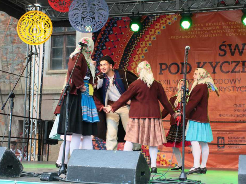 Kolorowa, folklorystyczna niedziela przy pałacu - spotkanie kultur w Jerzmanowej