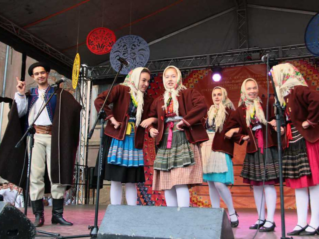 Kolorowa, folklorystyczna niedziela przy pałacu - spotkanie kultur w Jerzmanowej