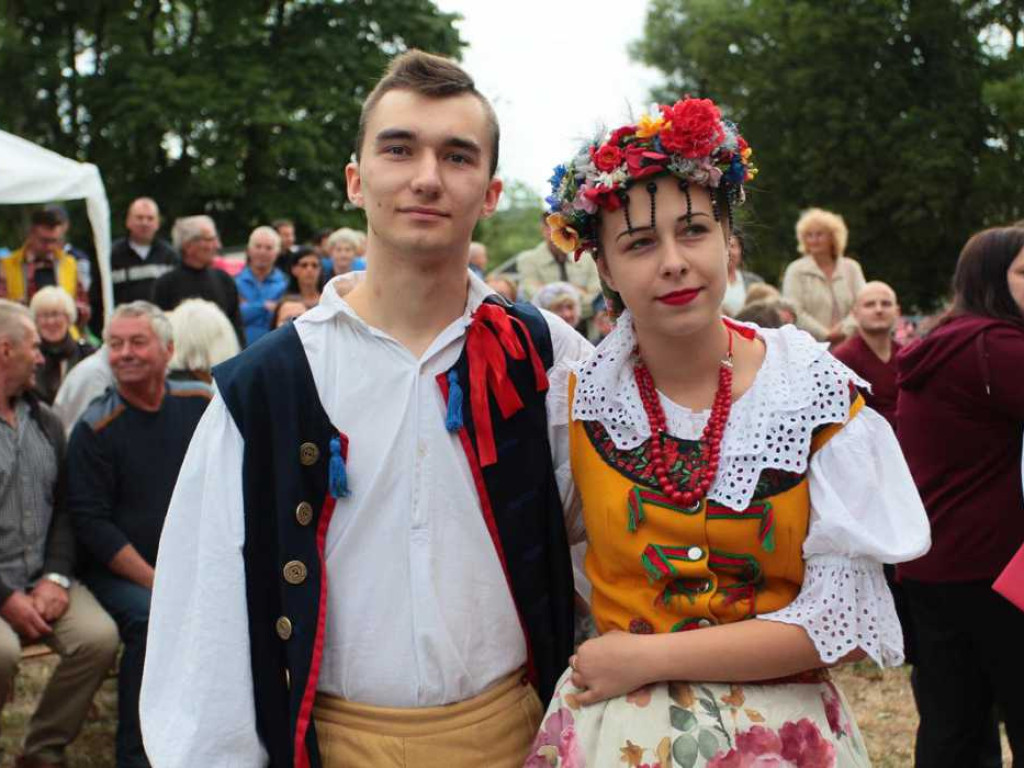 Kolorowa, folklorystyczna niedziela przy pałacu - spotkanie kultur w Jerzmanowej