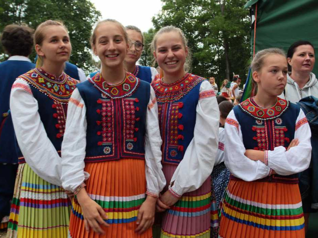 Kolorowa, folklorystyczna niedziela przy pałacu - spotkanie kultur w Jerzmanowej