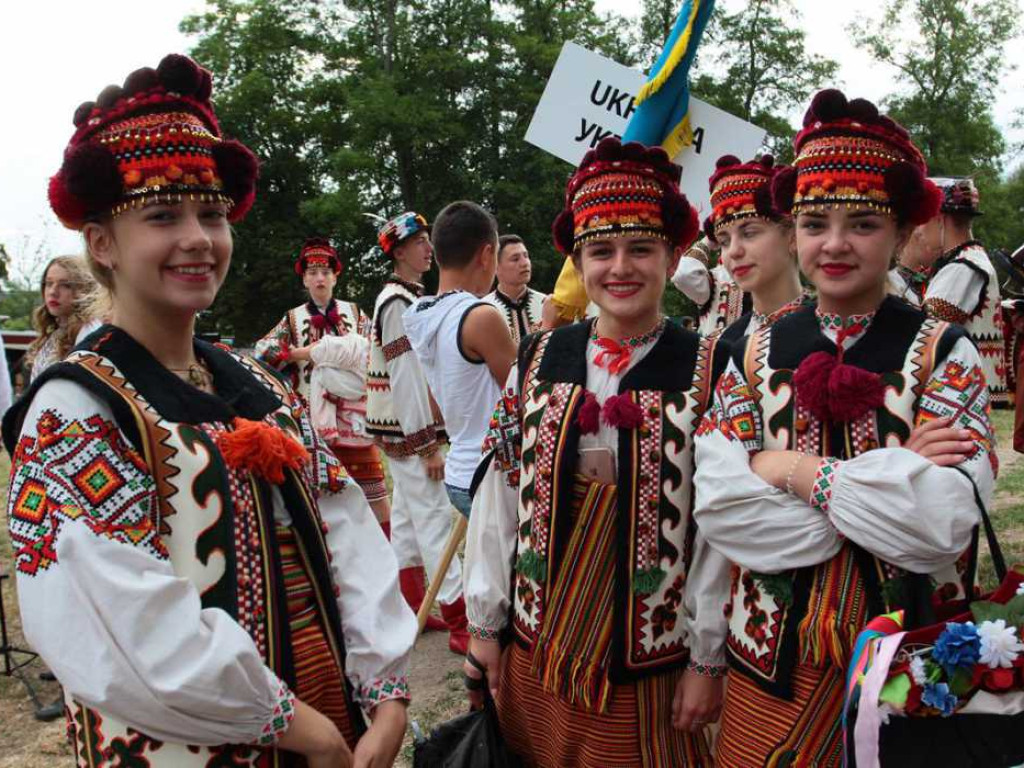 Kolorowa, folklorystyczna niedziela przy pałacu - spotkanie kultur w Jerzmanowej
