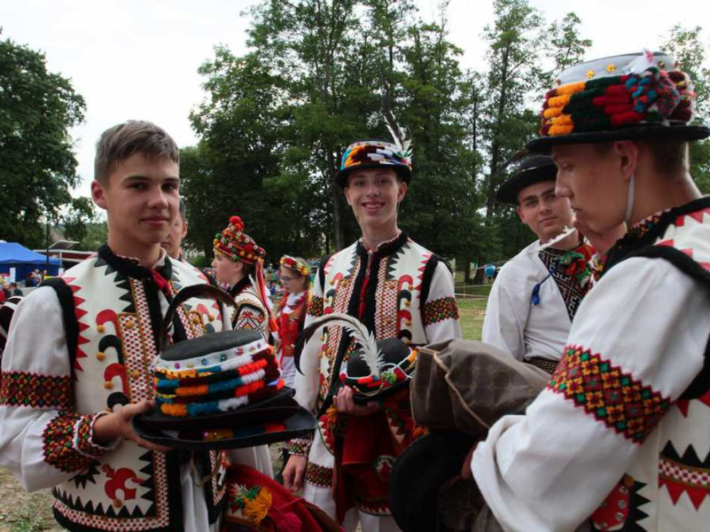 Kolorowa, folklorystyczna niedziela przy pałacu - spotkanie kultur w Jerzmanowej