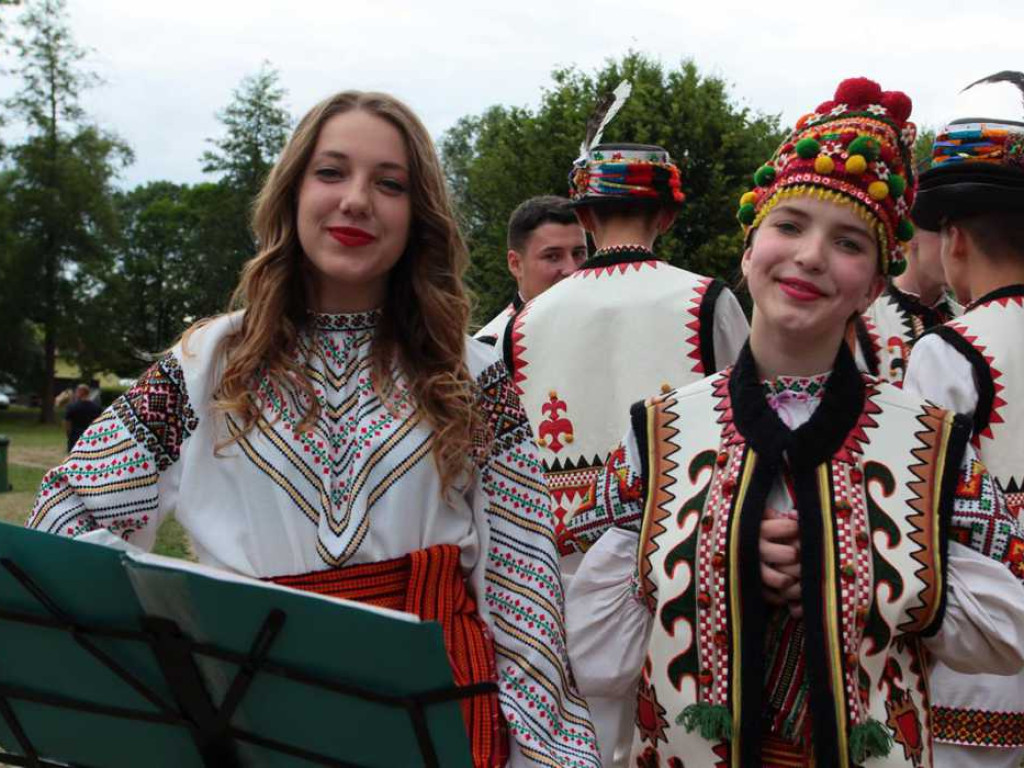 Kolorowa, folklorystyczna niedziela przy pałacu - spotkanie kultur w Jerzmanowej