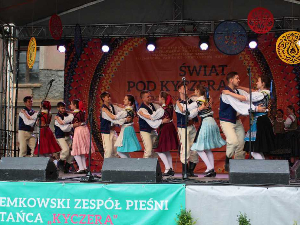 Kolorowa, folklorystyczna niedziela przy pałacu - spotkanie kultur w Jerzmanowej