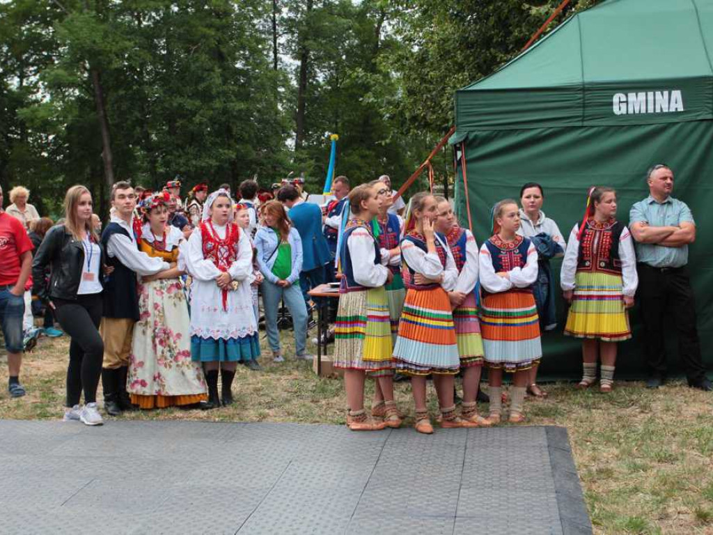 Kolorowa, folklorystyczna niedziela przy pałacu - spotkanie kultur w Jerzmanowej