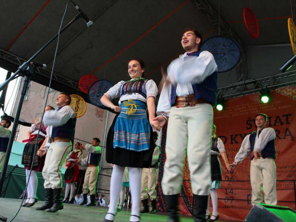 Kolorowa, folklorystyczna niedziela przy pałacu - spotkanie kultur w Jerzmanowej