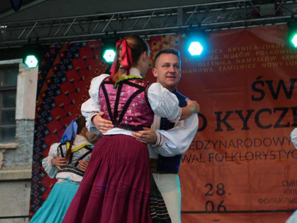 Kolorowa, folklorystyczna niedziela przy pałacu - spotkanie kultur w Jerzmanowej