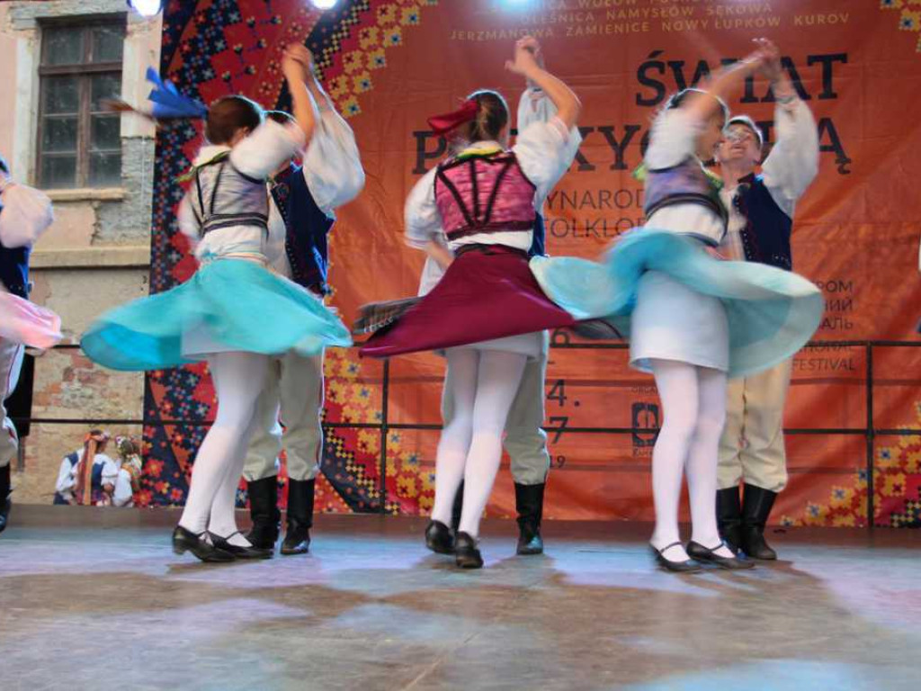 Kolorowa, folklorystyczna niedziela przy pałacu - spotkanie kultur w Jerzmanowej