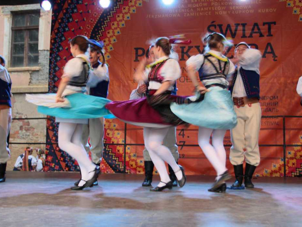 Kolorowa, folklorystyczna niedziela przy pałacu - spotkanie kultur w Jerzmanowej