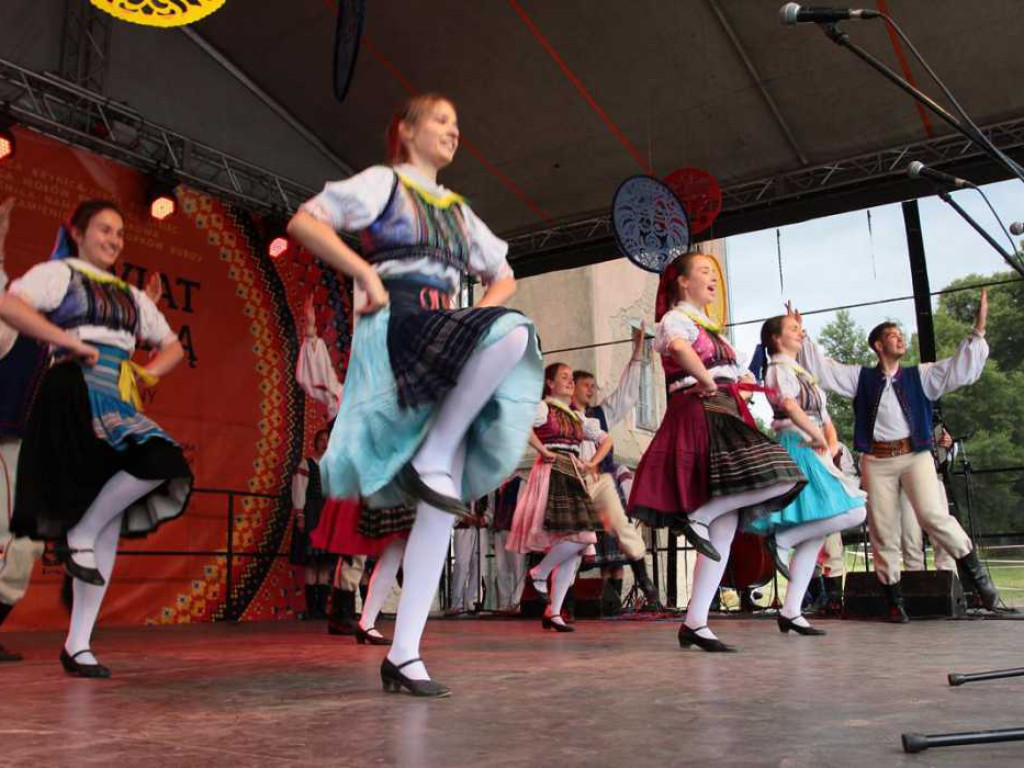 Kolorowa, folklorystyczna niedziela przy pałacu - spotkanie kultur w Jerzmanowej