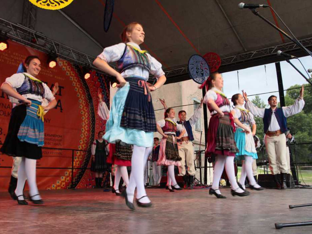 Kolorowa, folklorystyczna niedziela przy pałacu - spotkanie kultur w Jerzmanowej