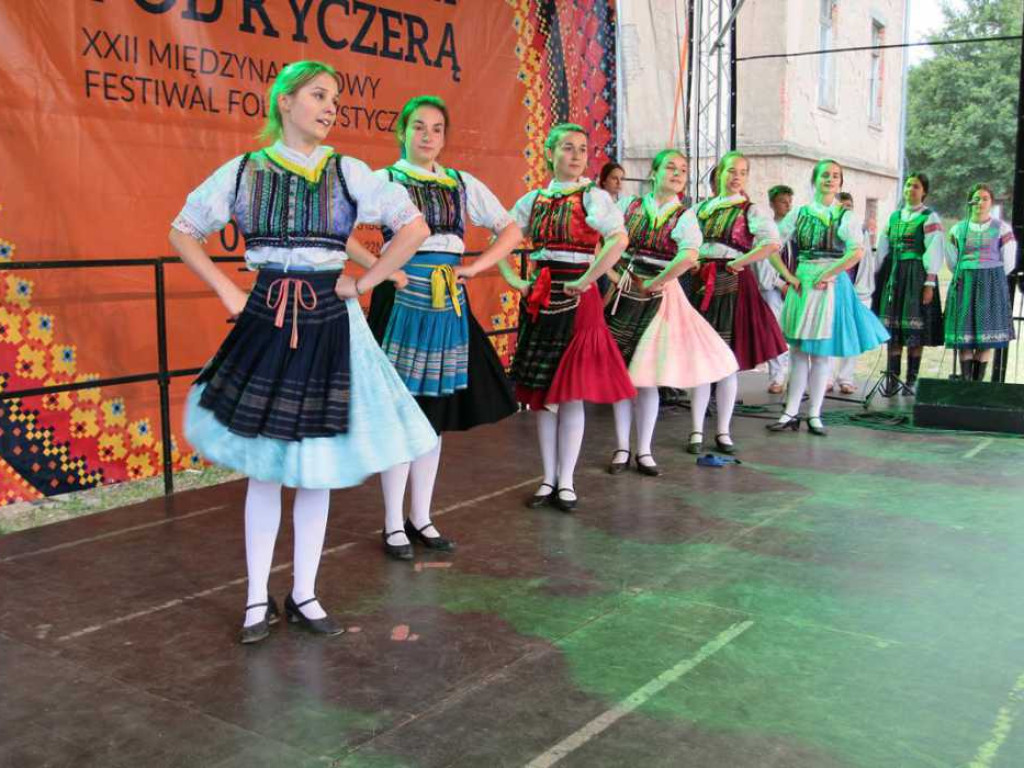 Kolorowa, folklorystyczna niedziela przy pałacu - spotkanie kultur w Jerzmanowej