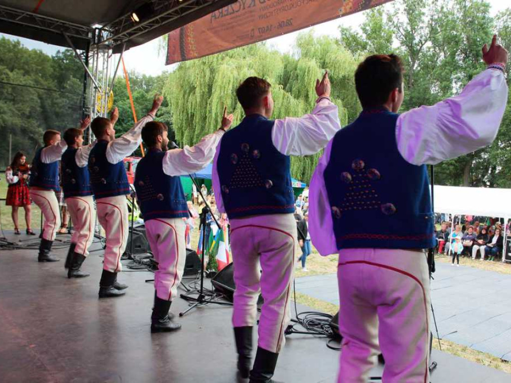 Kolorowa, folklorystyczna niedziela przy pałacu - spotkanie kultur w Jerzmanowej