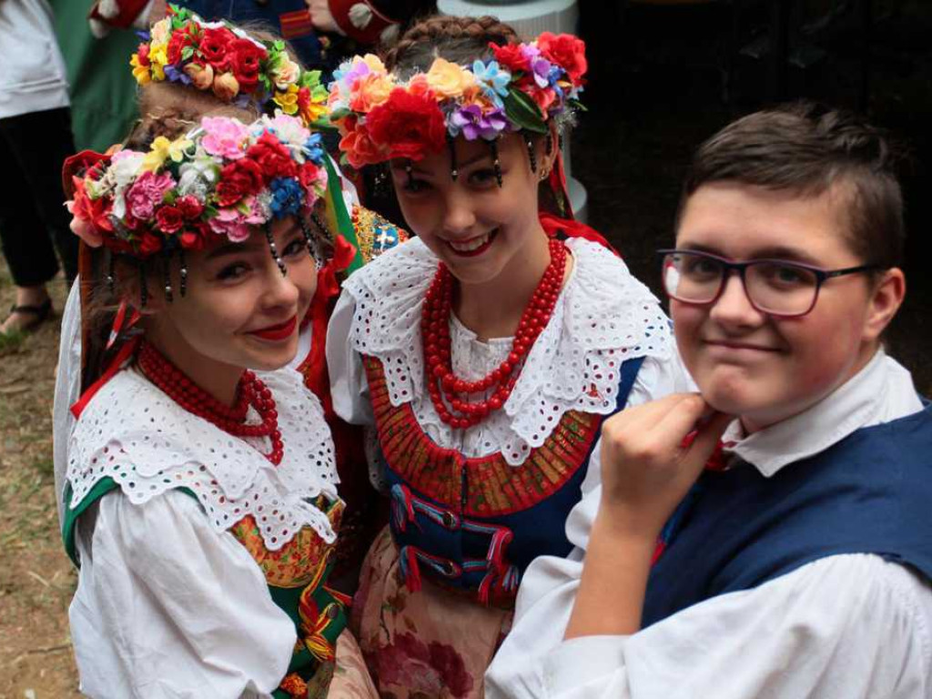 Kolorowa, folklorystyczna niedziela przy pałacu - spotkanie kultur w Jerzmanowej