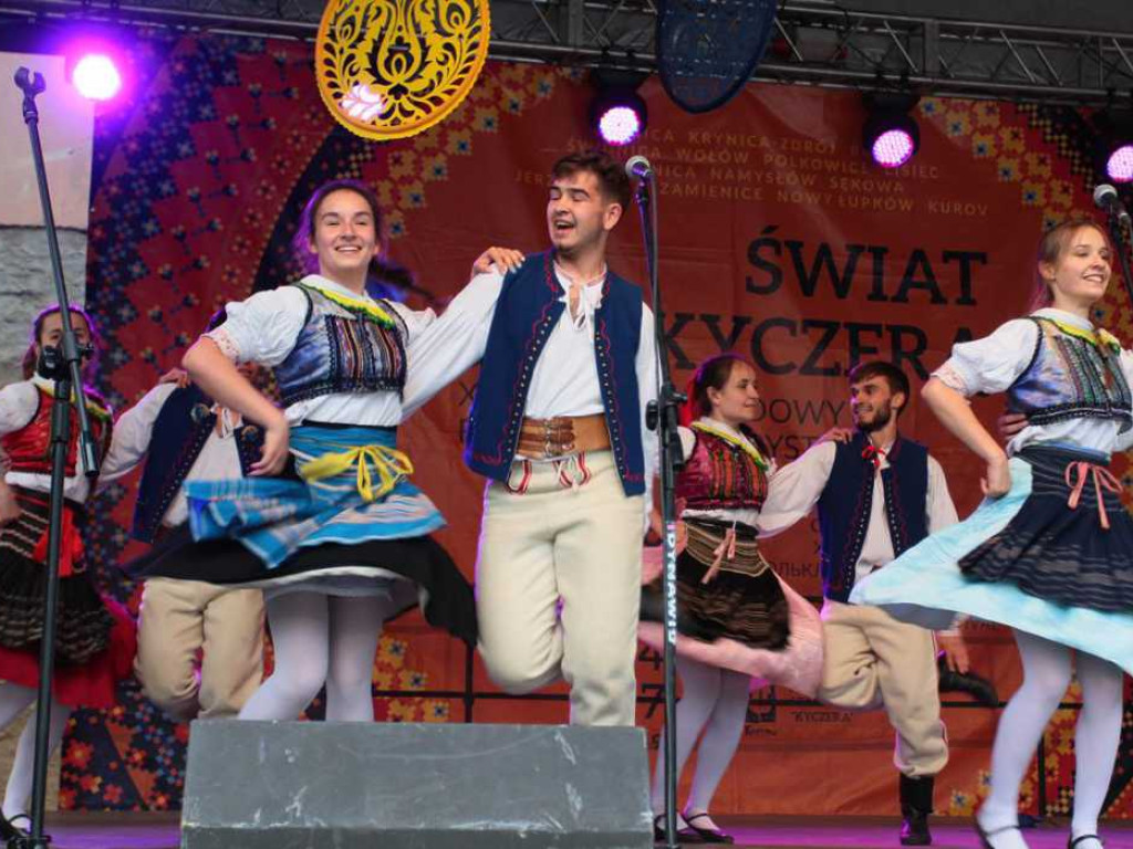 Kolorowa, folklorystyczna niedziela przy pałacu - spotkanie kultur w Jerzmanowej