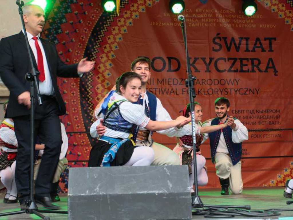 Kolorowa, folklorystyczna niedziela przy pałacu - spotkanie kultur w Jerzmanowej