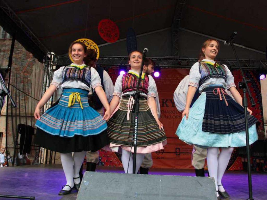 Kolorowa, folklorystyczna niedziela przy pałacu - spotkanie kultur w Jerzmanowej