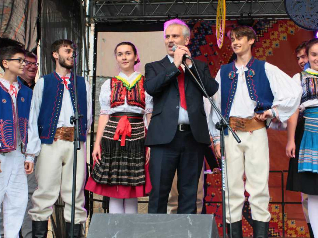 Kolorowa, folklorystyczna niedziela przy pałacu - spotkanie kultur w Jerzmanowej